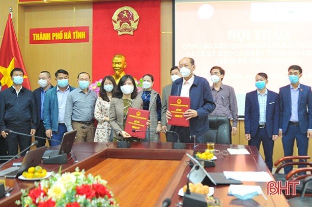 UBND thành phố Hà Tĩnh và tổ chức WWF Việt Nam tham gia Chương trình Đô thị giảm nhựa. Ảnh: Báo Hà Tĩnh